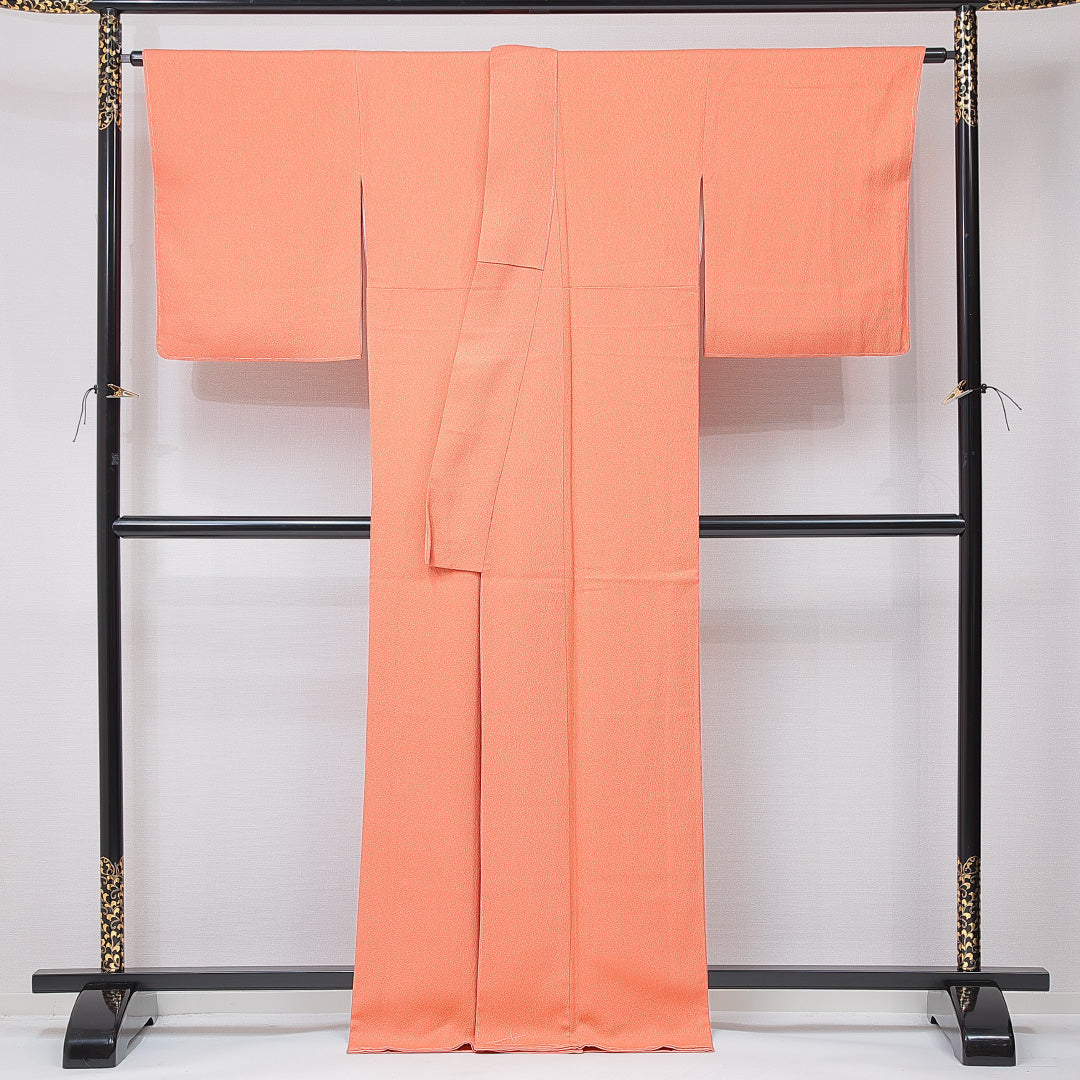 新古品 色無地 袷 身丈169cm 裄丈67cm 正絹 Nランク XLサイズ 広衿 一つ紋（丸に上がり藤） セミフォーマル 無地 作家物 落款 証紙 しつけ糸 朱系 ピンク系 1214-15113