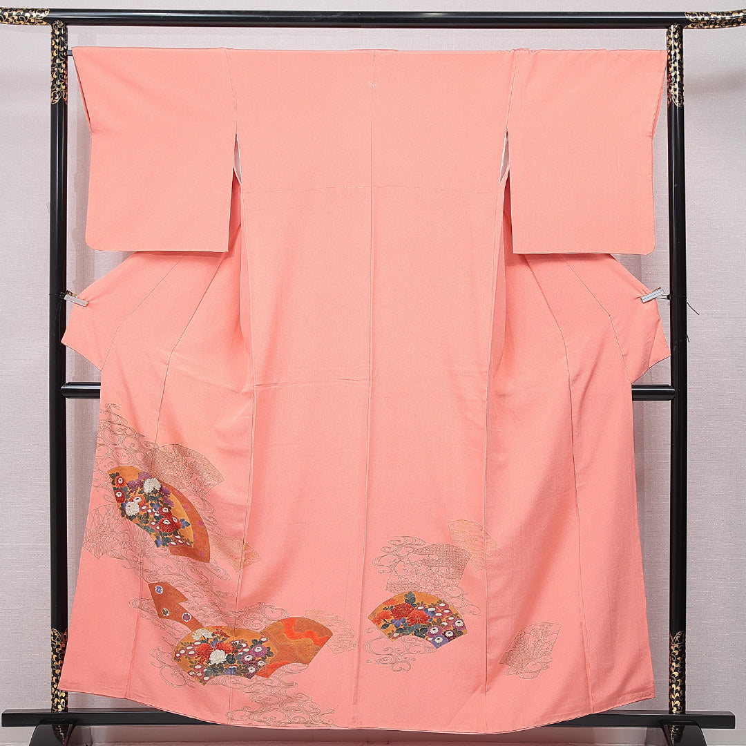 訪問着 袷 身丈159cm 裄丈66cm 正絹 Cランク Mサイズ 広衿 一つ紋（五三桐） セミフォーマル ちりめん 吉祥文様 菊 ピンク系 1212-15724