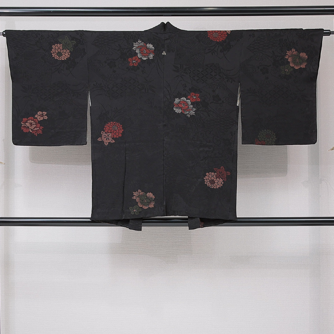 羽織 袷 身丈77cm 裄丈62cm 正絹 Aランク Sサイズ 一つ紋（三つ柏） セミフォーマル 紐あり 牡丹 黒系 1217-15118