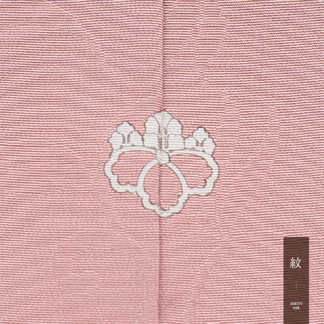 色無地 袷 身丈162cm 裄丈65cm 正絹 Aランク Lサイズ バチ衿 一つ紋（五三桐） セミフォーマル 紋意匠 梅鉢 織り出し ピンク系 1214-15650