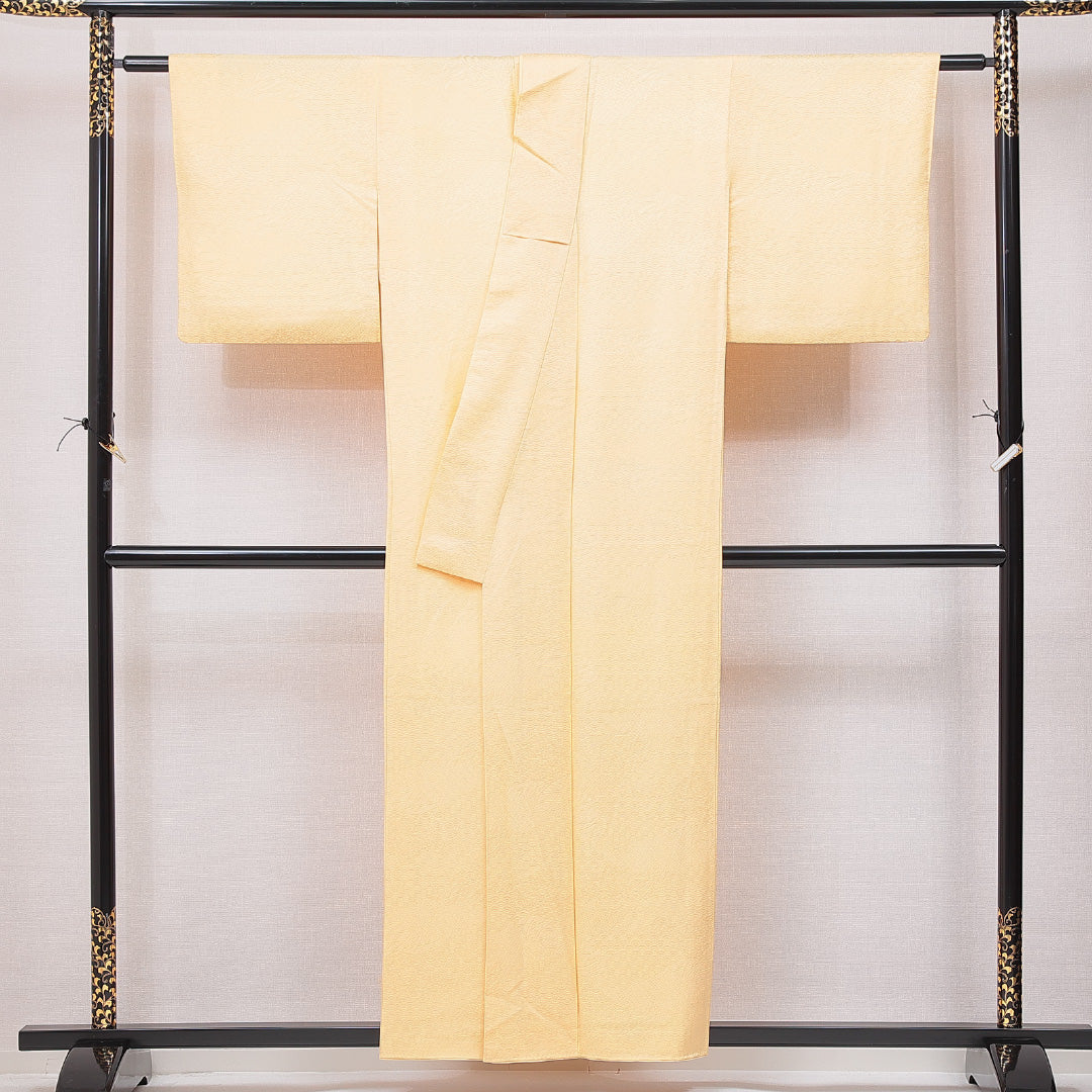 色無地 袷 身丈155cm 裄丈62cm 正絹 Cランク 紋意匠 (吉祥文様) インフォーマル 広衿 Mサイズ ふくれ織 無地 黄系 HP 1219-15073
