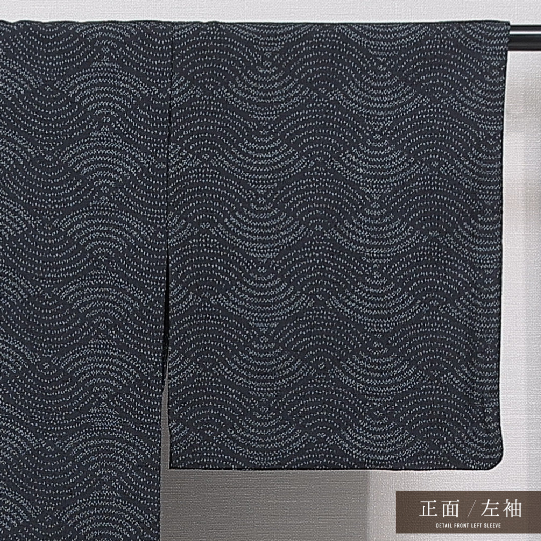 未使用品 紬 単衣 身丈145cm 裄丈61cm 正絹 Sランク XSサイズ バチ衿 カジュアル 居敷当て 肩当て 菱 グレー系 黒系 1216-15664