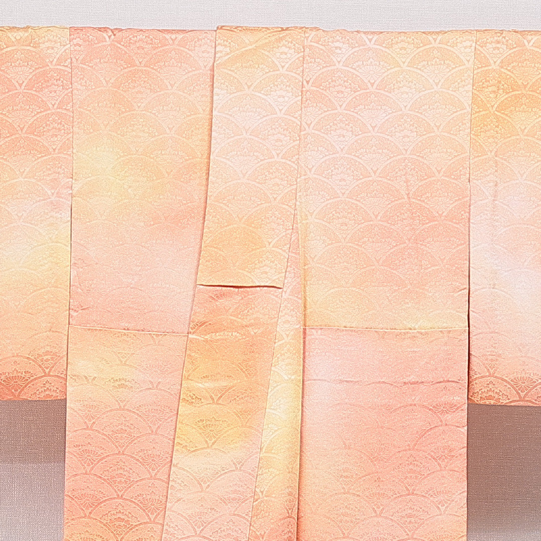 色無地 袷 身丈158cm 裄丈62cm 正絹 Bランク Mサイズ 広衿 一つ紋（五三桐） セミフォーマル 紋意匠 牡丹 ぼかし染 朱系 1214-16658