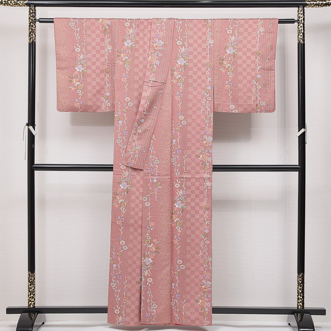 洗える着物 小紋 袷 身丈159cm 裄丈63cm ポリエステル Sランク インフォーマル 広衿 Mサイズ 市松 椿 ピンク系 RP 1221-15036