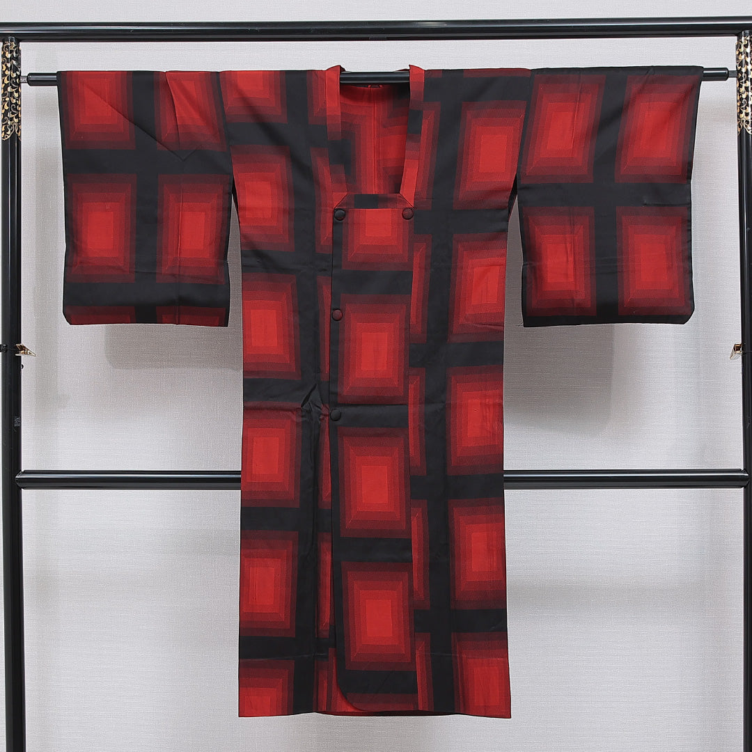 道行コート 洗える着物 単衣 身丈124cm 裄丈63cm ポリエステル Cランク Sサイズ フォーマル ポケットあり 幾何学柄 赤系 黒系 1263-16139