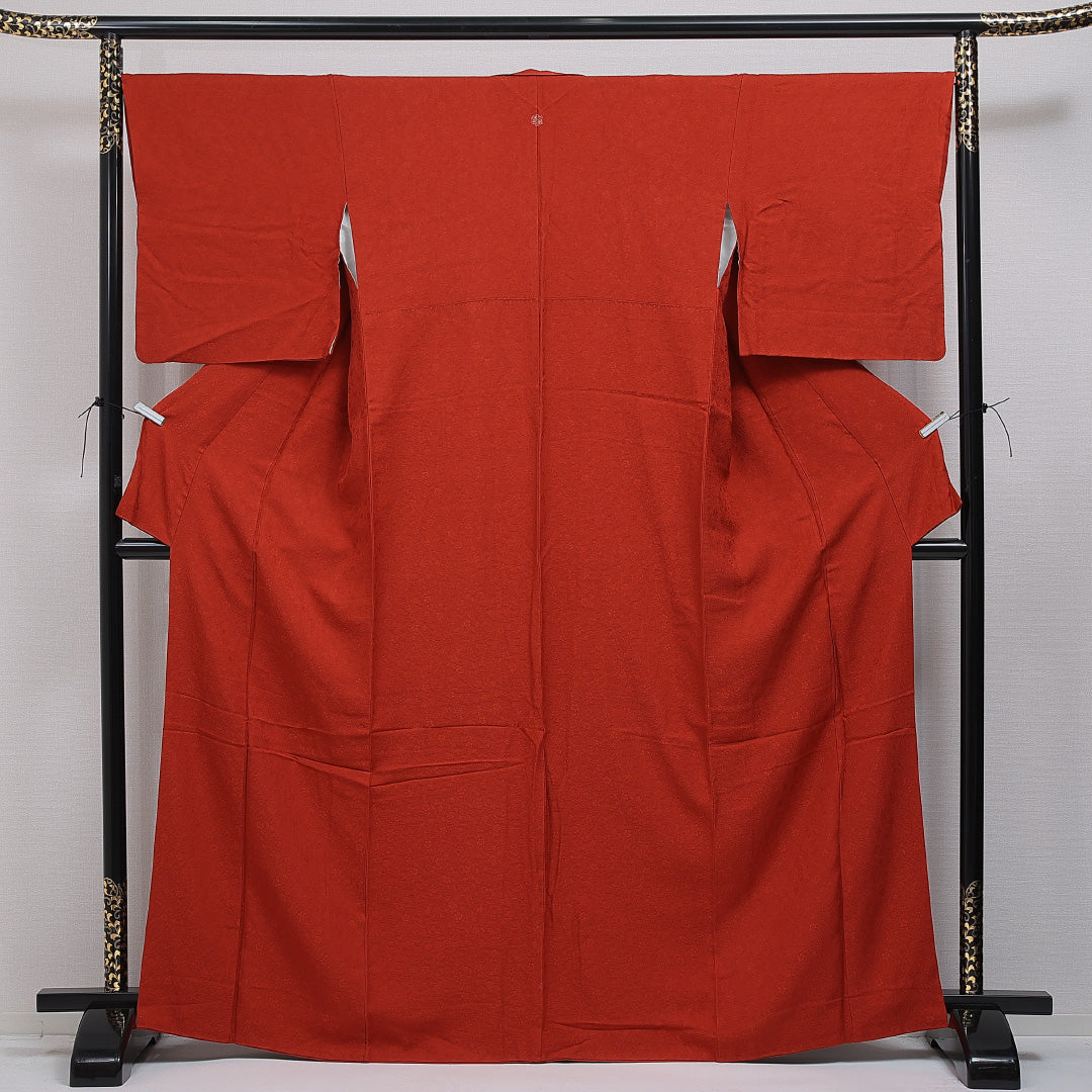 色無地 洗える着物 袷 身丈166cm 裄丈67cm ポリエステル Sランク XLサイズ 広衿 一つ紋（蔦柏） セミフォーマル 紋意匠 花柄 織り出し 赤系 1214-16087