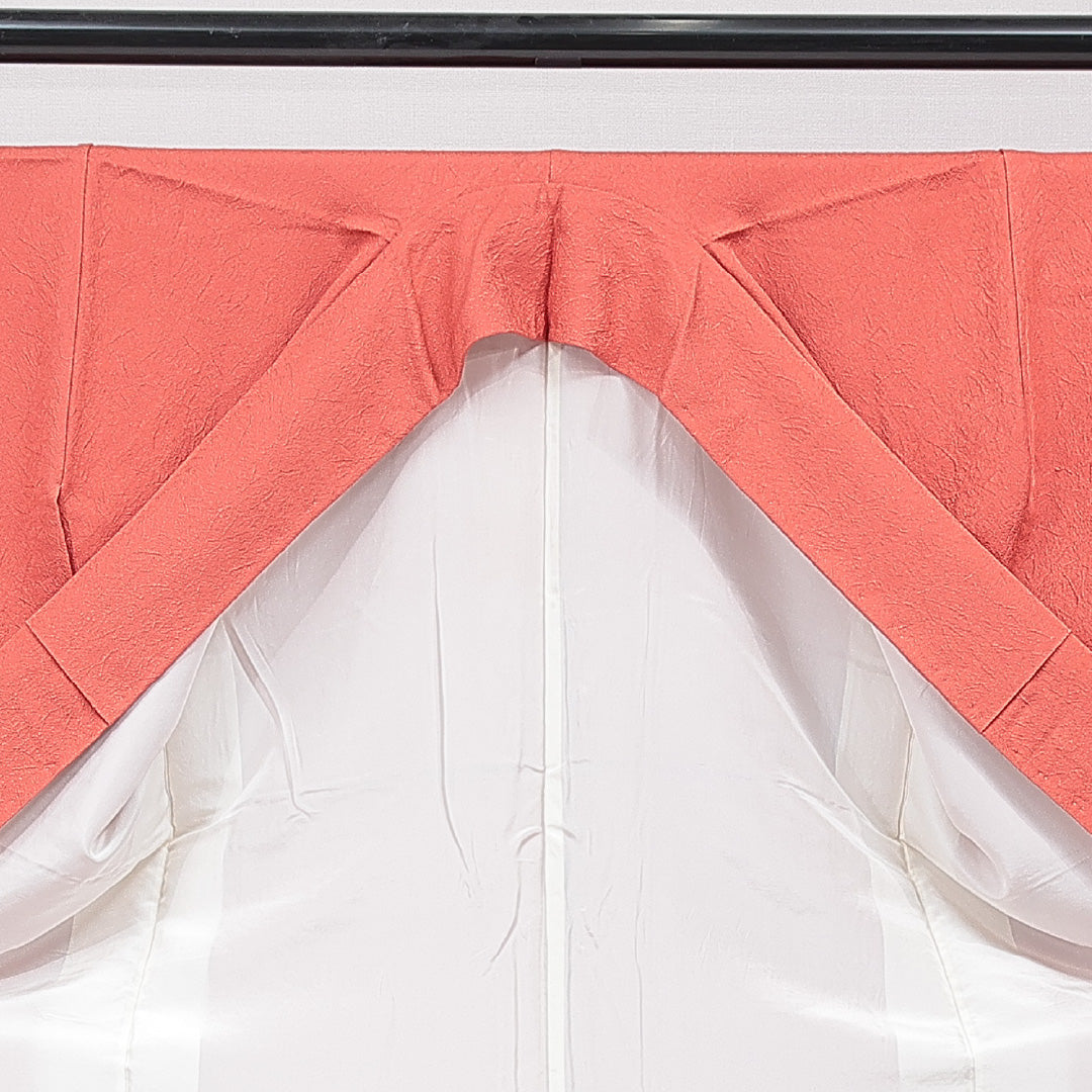 色無地 袷 身丈159cm 裄丈65cm 正絹 Sランク Mサイズ 広衿 一つ紋（丸に桔梗） セミフォーマル 紋意匠 創作柄 織り出し 赤系 朱系 1214-15653