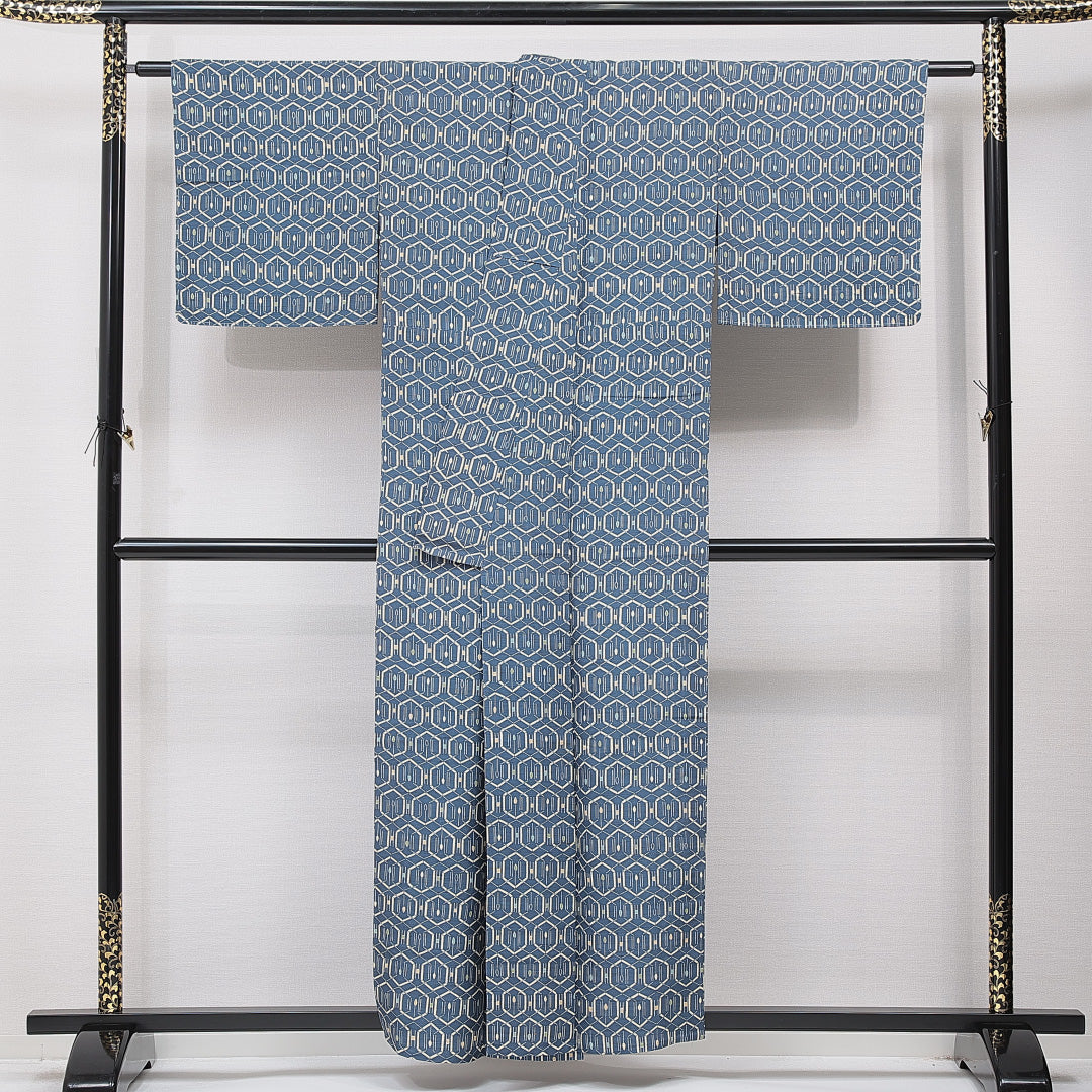 未使用品 紬 単衣 身丈157cm 裄丈62cm 正絹 Nランク カジュアル 広衿 Mサイズ 染め紬 しつけ糸 亀甲 青系 RP 1223-15370