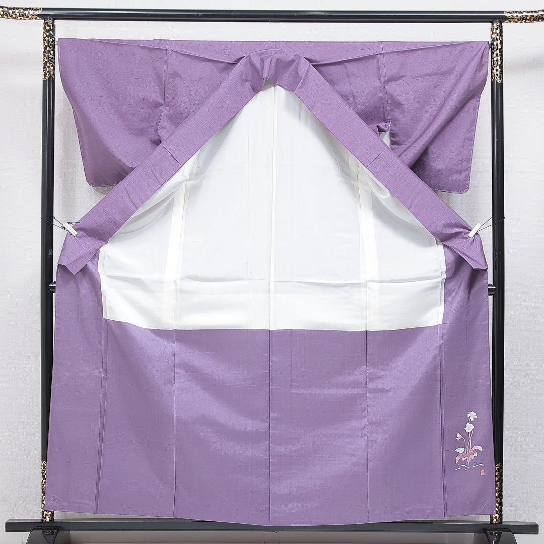 本加賀友禅 岡本幸治 色無地（紬） 袷 身丈160cm 裄丈66cm 正絹 白山工房 手織り牛首紬 Sランク Lサイズ 広衿 一つ紋（揚羽蝶） セミフォーマル ガード加工 落款 証紙 紫系 1214-16871