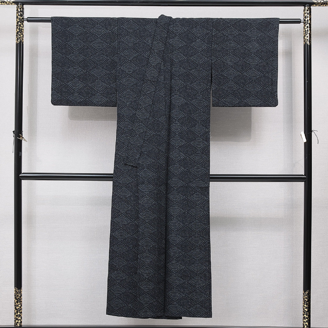 未使用品 紬 単衣 身丈145cm 裄丈61cm 正絹 Sランク XSサイズ バチ衿 カジュアル 居敷当て 肩当て 菱 グレー系 黒系 1216-15664