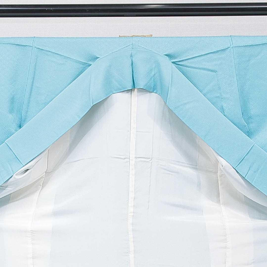 色無地 袷 身丈151cm 裄丈61cm 正絹 Aランク Sサイズ 広衿 一つ紋（五三桐） セミフォーマル 紋意匠 菊 無地 水色系 1214-15900