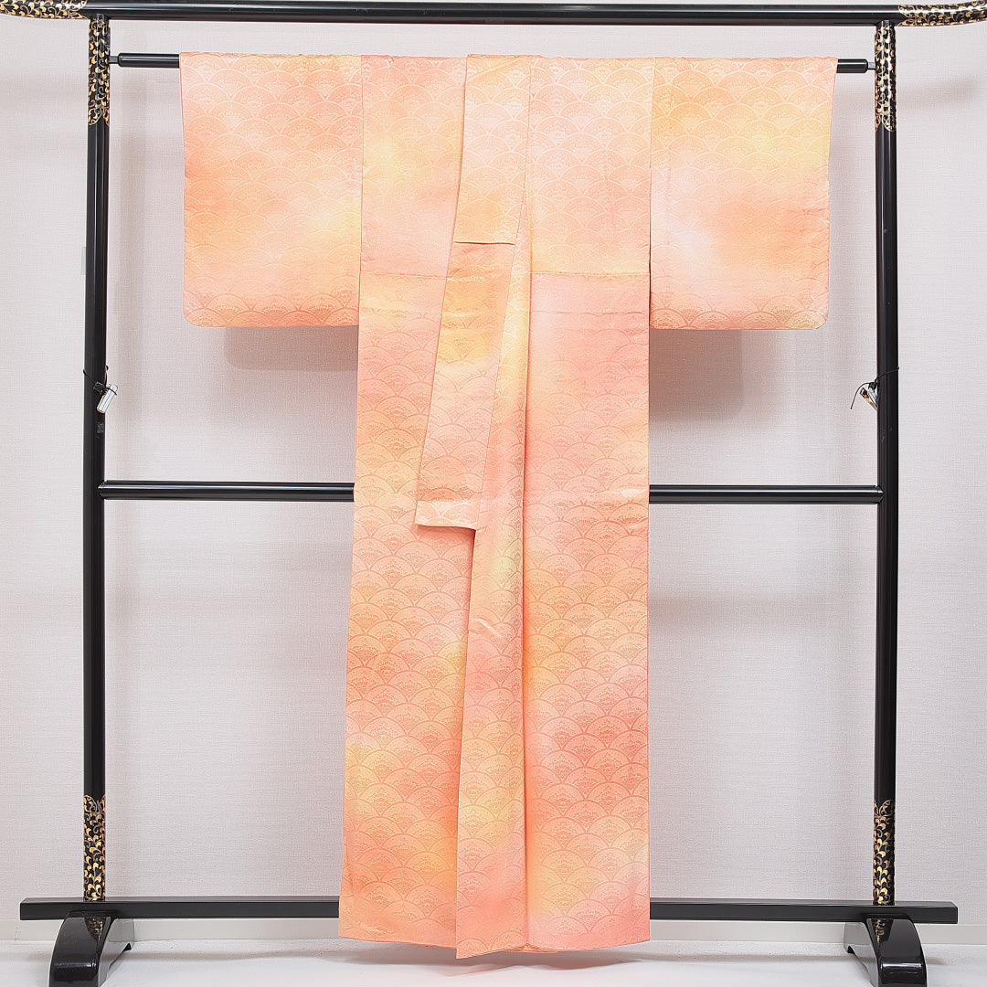 色無地 袷 身丈158cm 裄丈62cm 正絹 Bランク Mサイズ 広衿 一つ紋（五三桐） セミフォーマル 紋意匠 牡丹 ぼかし染 朱系 1214-16658