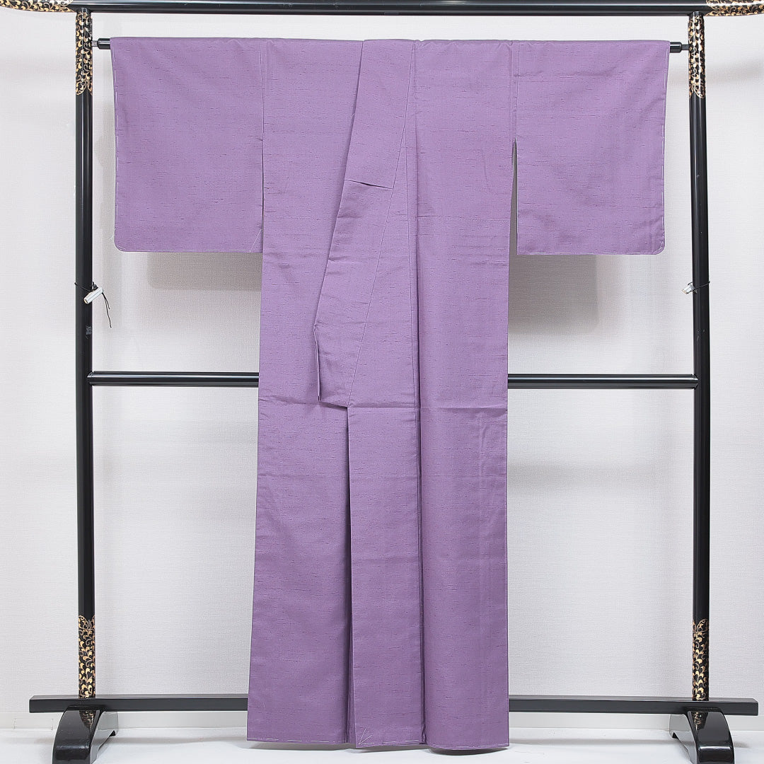 本加賀友禅 岡本幸治 色無地（紬） 袷 身丈160cm 裄丈66cm 正絹 白山工房 手織り牛首紬 Sランク Lサイズ 広衿 一つ紋（揚羽蝶） セミフォーマル ガード加工 落款 証紙 紫系 1214-16871