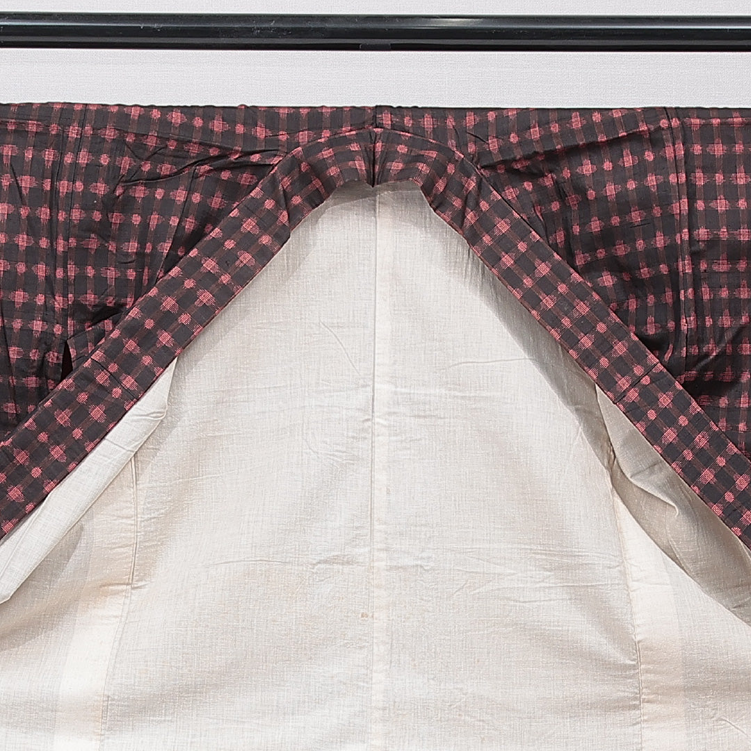 アンティーク 紬 袷 身丈151cm 裄丈62cm 正絹 Cランク Sサイズ バチ衿 格子 黒系 ピンク系 1216-15599