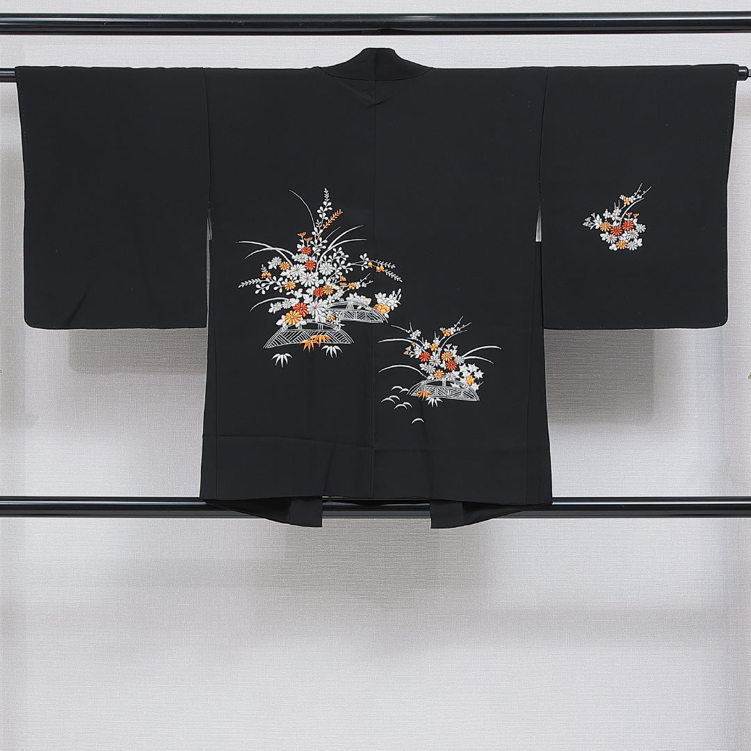 絵羽羽織 袷 身丈79cm 裄丈63cm 正絹 Aランク Sサイズ インフォーマル 紐あり 菊 黒羽織 刺繍 黒系 1217-16153