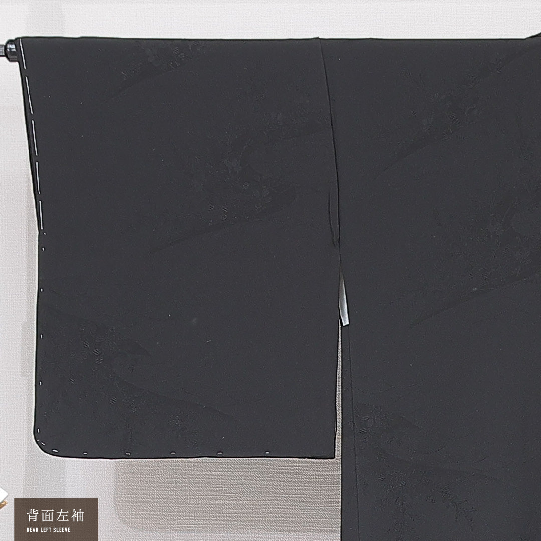 黒羽織 袷 身丈81cm 裄丈64cm 正絹 Sランク 一つ紋 (蔦) 紋意匠 (芝草と萩) セミフォーマル バチ衿 Mサイズ 無地 黒系 RP 1233-15171