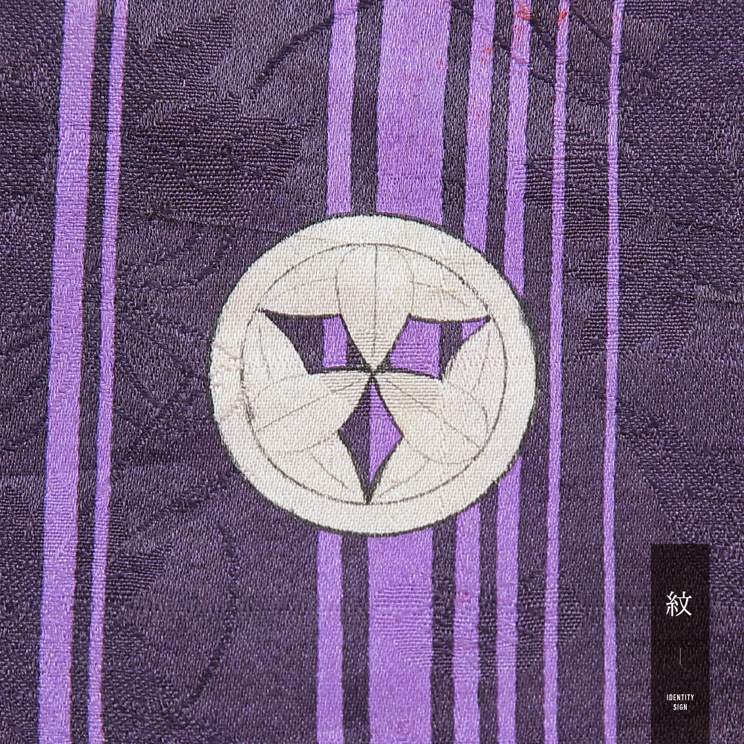 アンティーク 付下げ 袷 身丈137cm 裄丈61cm 正絹 Dランク XSサイズ バチ衿 三つ紋（丸に太九枚笹） 縞 黒系 1261-16743