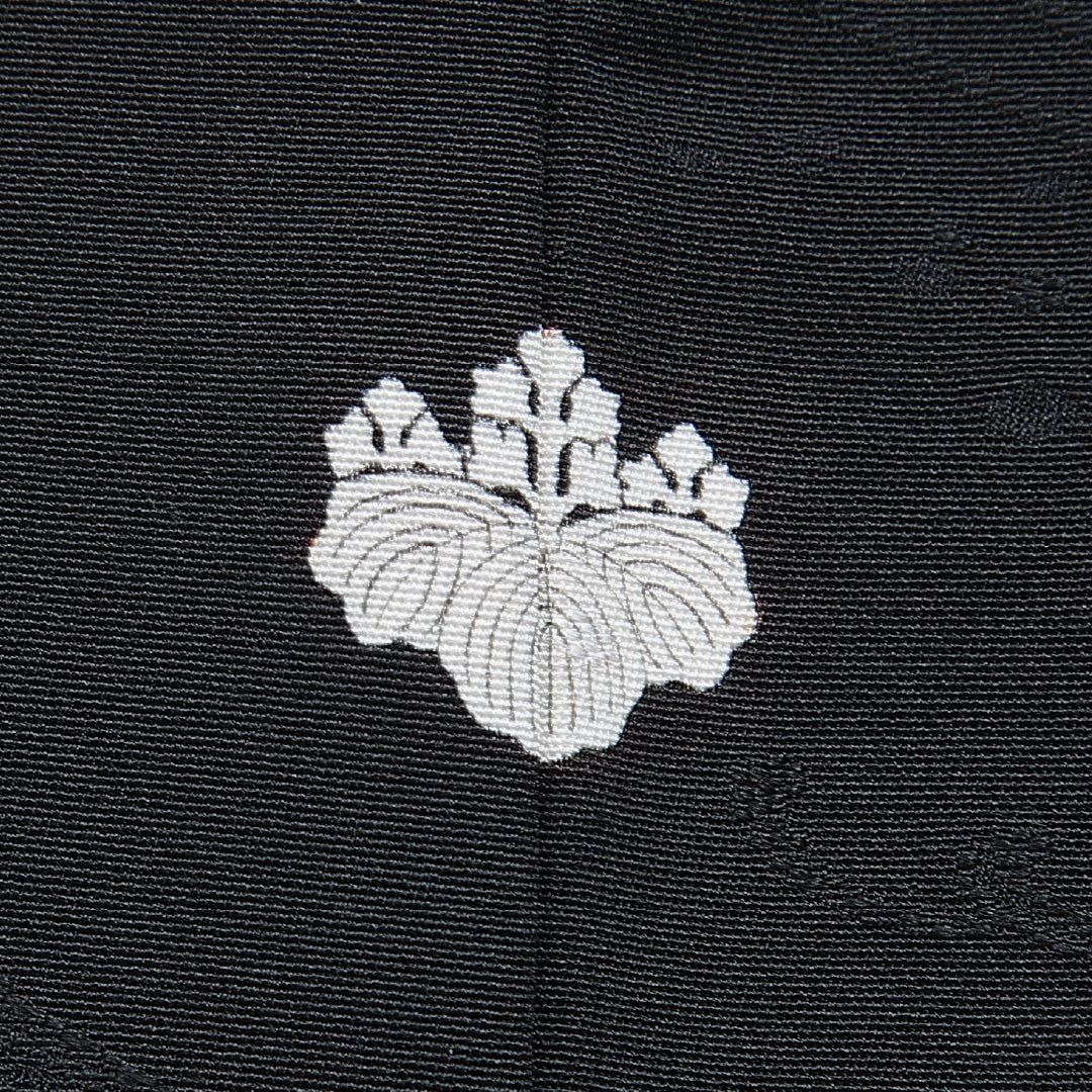 黒羽織 袷 身丈80cm 裄丈64cm 正絹 Bランク Mサイズ 一つ紋（五三桐） セミフォーマル 紐あり 紋意匠 吉祥文様 黒系 1217-16156