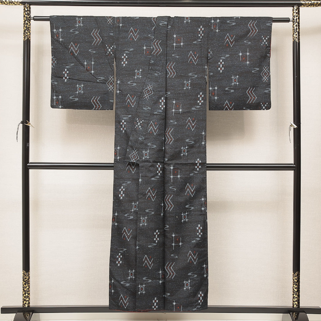 洗える着物 紬 袷 身丈153cm 裄丈63cm ポリエステル Aランク カジュアル バチ衿 Sサイズ 創作柄 黒系 RP 1223-16914