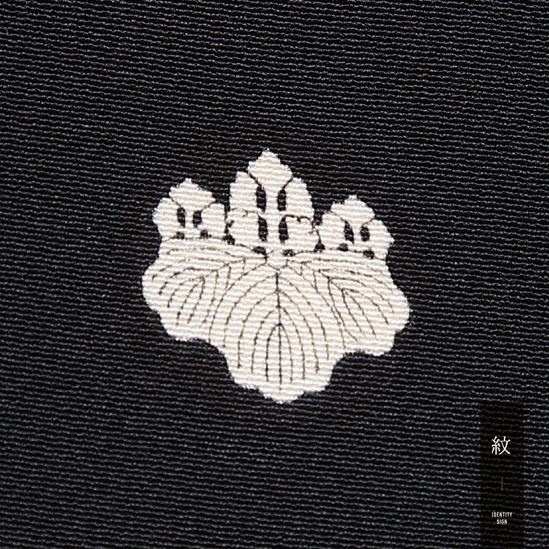 新古品 黒留袖 袷 身丈152cm 裄丈62cm 五つ紋 五三桐 フォーマル Nランク Sサイズ 正絹 比翼仕立て 広衿 御所解 菊 松 落款 しつけ糸 1211-F0634