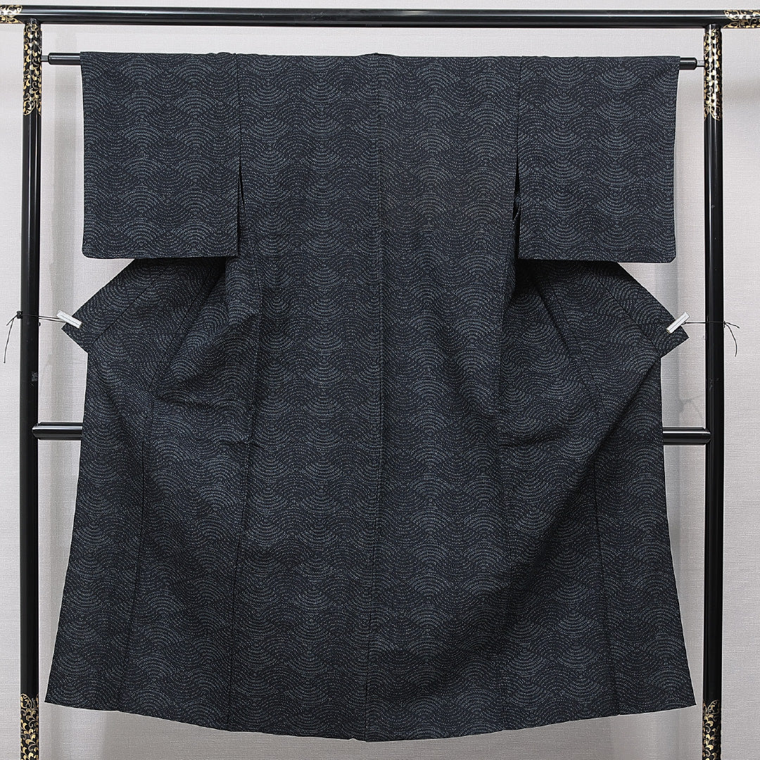 未使用品 紬 単衣 身丈145cm 裄丈61cm 正絹 Sランク XSサイズ バチ衿 カジュアル 居敷当て 肩当て 菱 グレー系 黒系 1216-15664