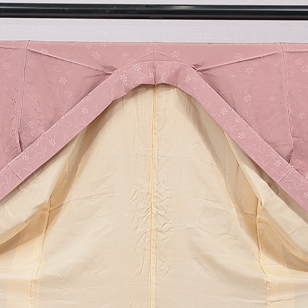 色無地 袷 身丈162cm 裄丈65cm 正絹 Aランク Lサイズ バチ衿 一つ紋（五三桐） セミフォーマル 紋意匠 梅鉢 織り出し ピンク系 1214-15650