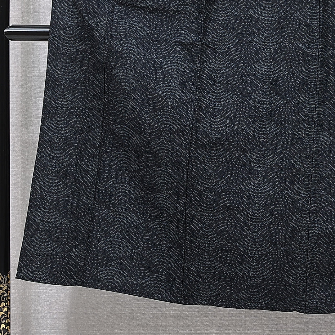 未使用品 紬 単衣 身丈145cm 裄丈61cm 正絹 Sランク XSサイズ バチ衿 カジュアル 居敷当て 肩当て 菱 グレー系 黒系 1216-15664