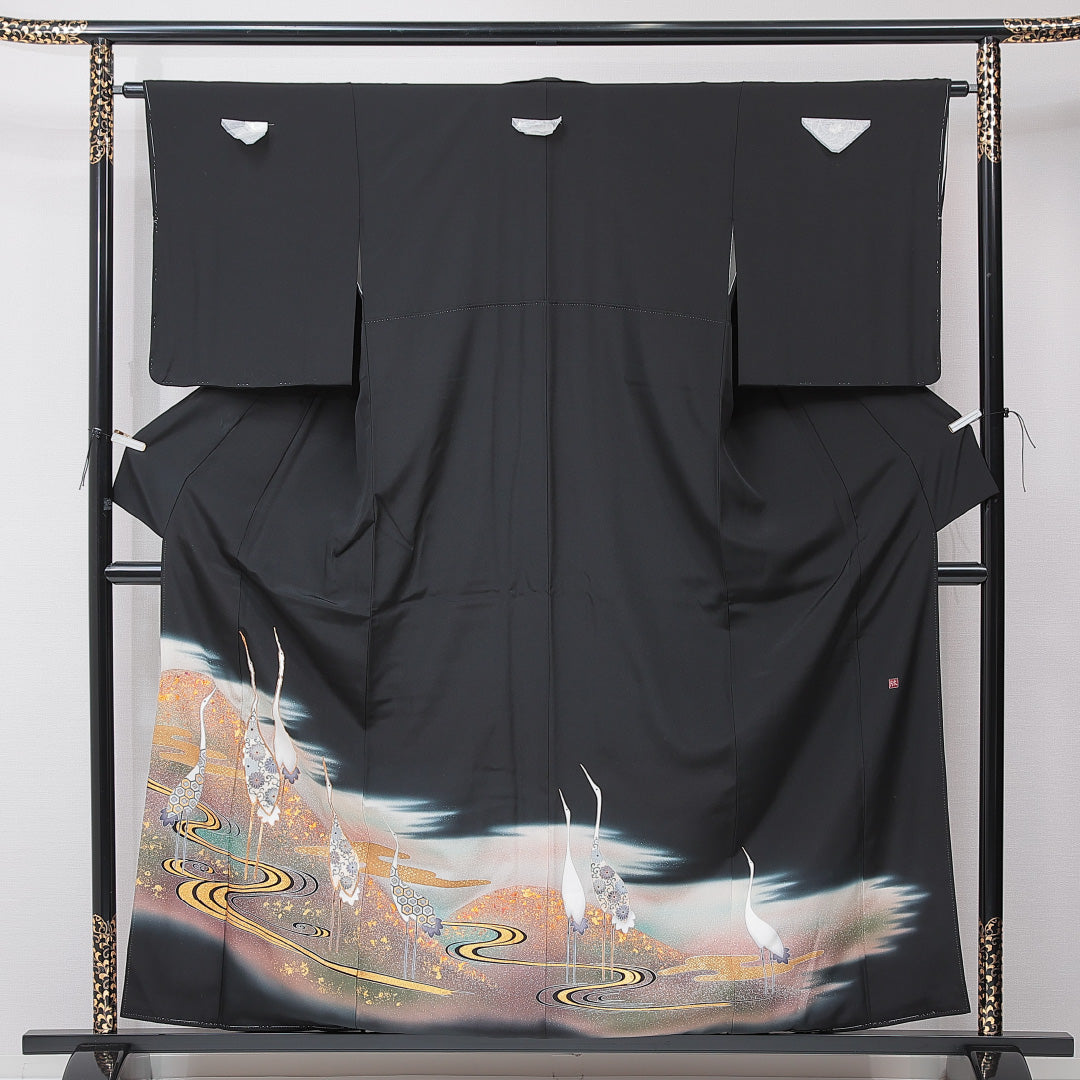 新古品 黒留袖 袷 身丈161cm 裄丈63cm 五つ紋 五三桐 フォーマル Nランク Lサイズ 正絹 比翼仕立て 広衿 鶴 菊 金駒刺繍 落款 しつけ糸 1211-F0644