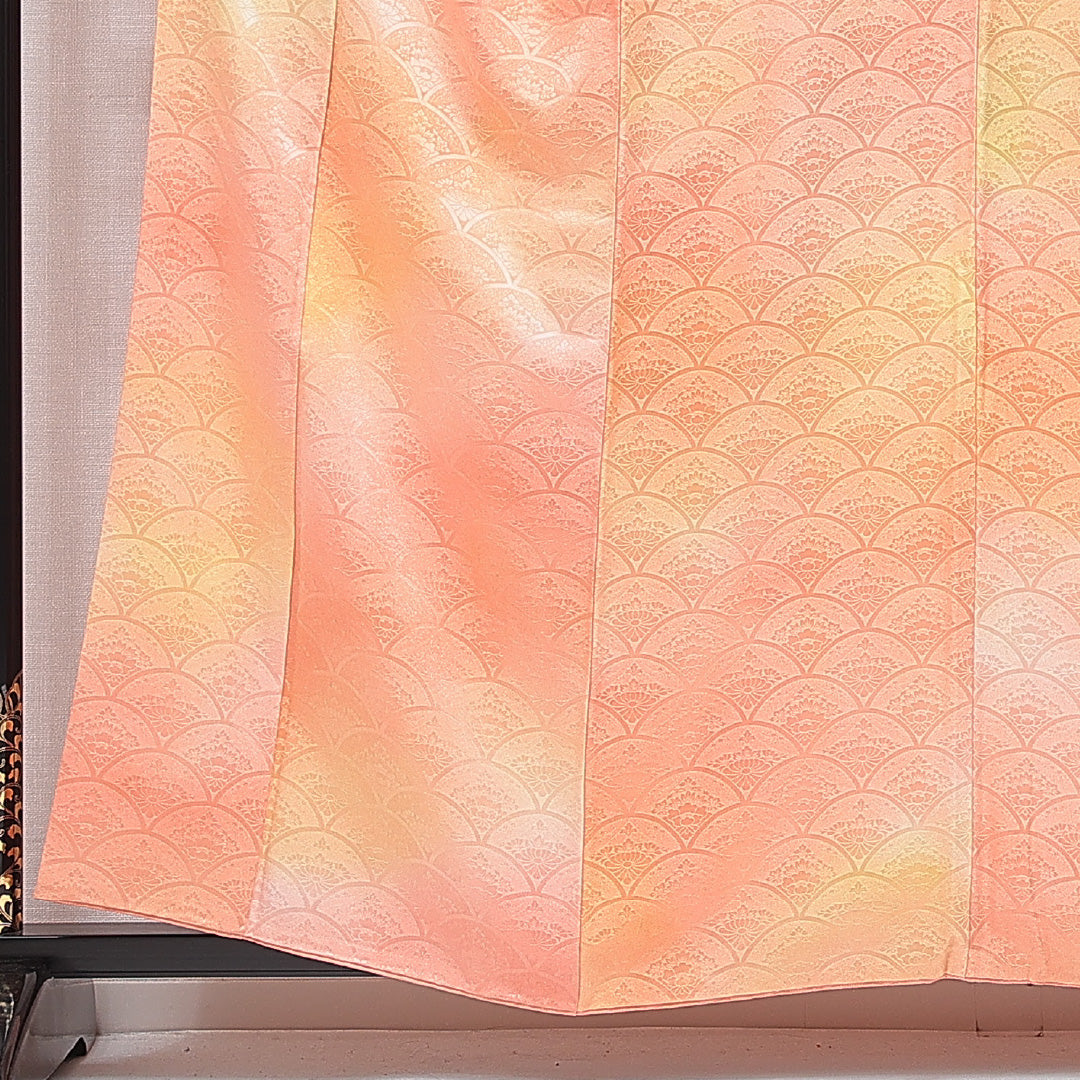 色無地 袷 身丈158cm 裄丈62cm 正絹 Bランク Mサイズ 広衿 一つ紋（五三桐） セミフォーマル 紋意匠 牡丹 ぼかし染 朱系 1214-16658