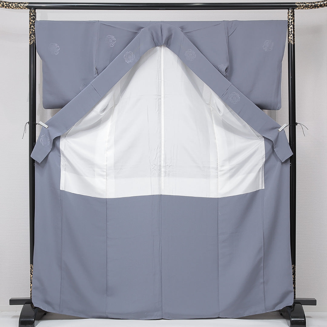 色無地 袷 身丈170cm 裄丈68cm 正絹 Aランク 2XLサイズ 広衿 一つ紋（木瓜に桔梗） セミフォーマル ガード加工 紋意匠 渦菊 無地 グレー系 1214-15116