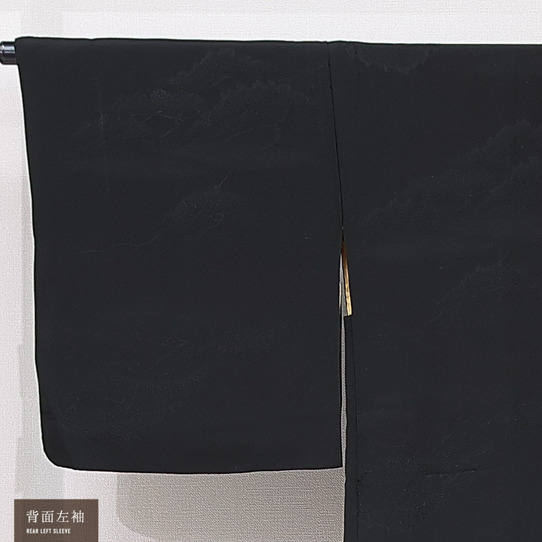 黒羽織 袷 身丈79cm 裄丈64cm 正絹 Sランク 一つ紋 (揚羽蝶) 紋意匠 (松) セミフォーマル Mサイズ 紐あり 黒系 RP 1233-15313