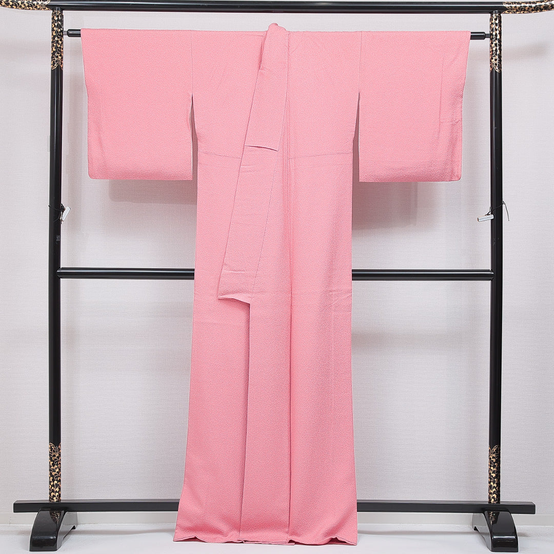 色無地 袷 身丈168cm 裄丈68cm 正絹 Sランク 一つ紋 (丸に違い矢) 紋意匠 (抽象柄) セミフォーマル 広衿 XLサイズ ピンク系 RP 1219-16729