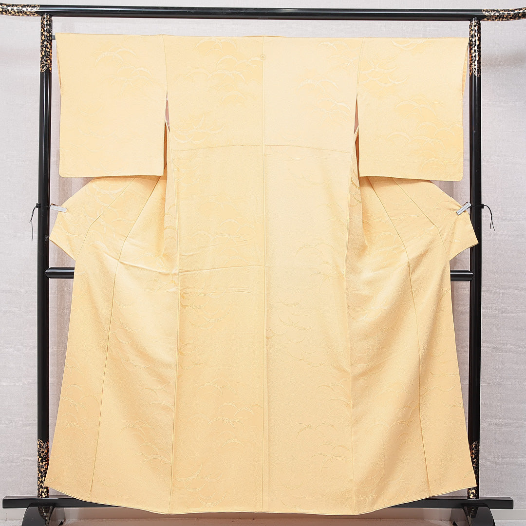 色無地 袷 身丈159cm 裄丈65cm 正絹 堅牢染 Aランク Mサイズ 広衿 一つ紋（丸に梅鉢） セミフォーマル 紋意匠 雪輪 ちりめん 無地 証紙 黄系 1214-15699