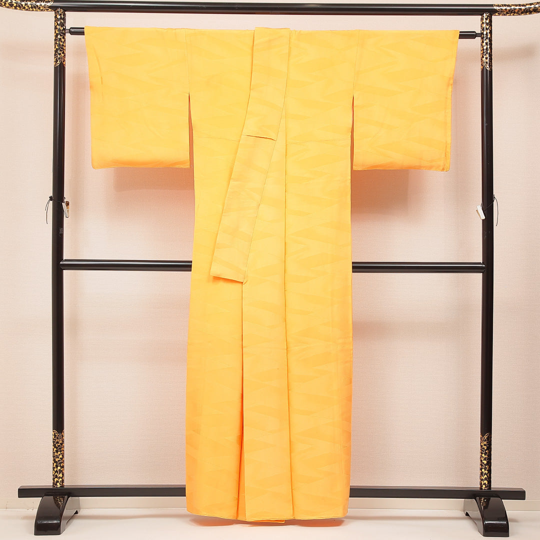 色無地 袷 身丈161cm 裄丈65cm 正絹 Cランク Lサイズ 広衿 一つ紋（丸に違い鷹の羽） セミフォーマル 紋意匠 幾何学文様 織り出し 黄系 1214-16889