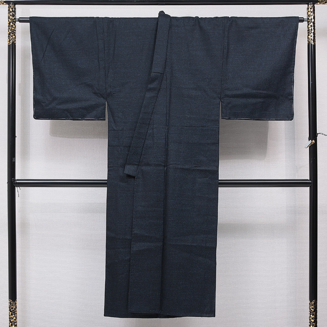 ウールの男着物（紬） 洗える着物 単衣 身丈141cm 裄丈67cm ウール Cランク Mサイズ 棒衿 カジュアル 居敷当て 肩当て 無地 紺系 1219-15763