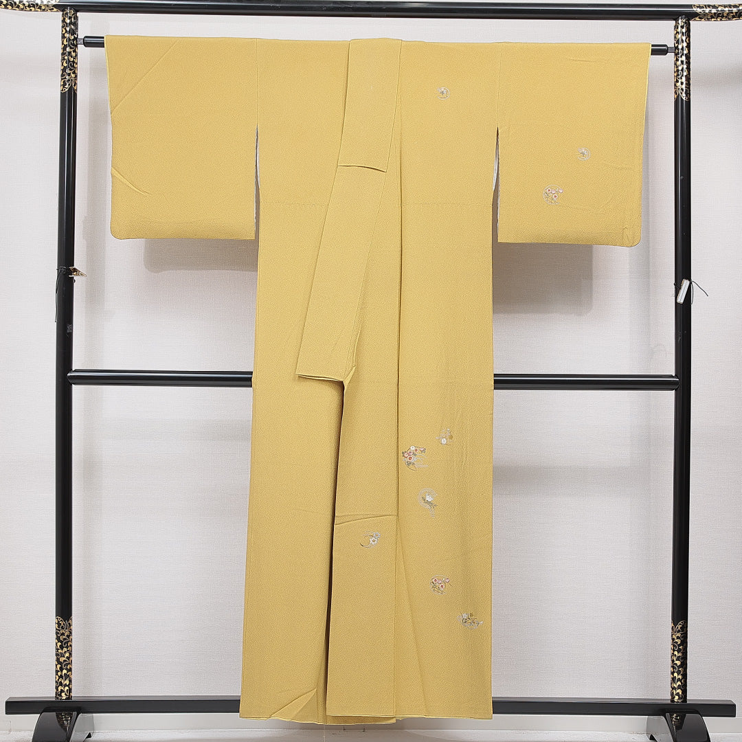 付下げ 袷 身丈155cm 裄丈66cm 正絹 Aランク 一つ紋 (揚羽蝶) セミフォーマル 広衿 Mサイズ 刺繍 撫子 黄系 RP 1218-15694