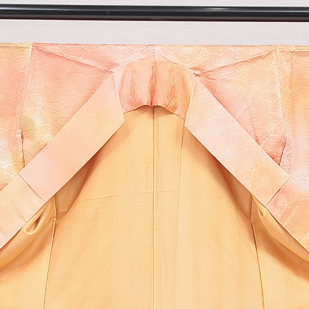 色無地 袷 身丈158cm 裄丈62cm 正絹 Bランク Mサイズ 広衿 一つ紋（五三桐） セミフォーマル 紋意匠 牡丹 ぼかし染 朱系 1214-16658