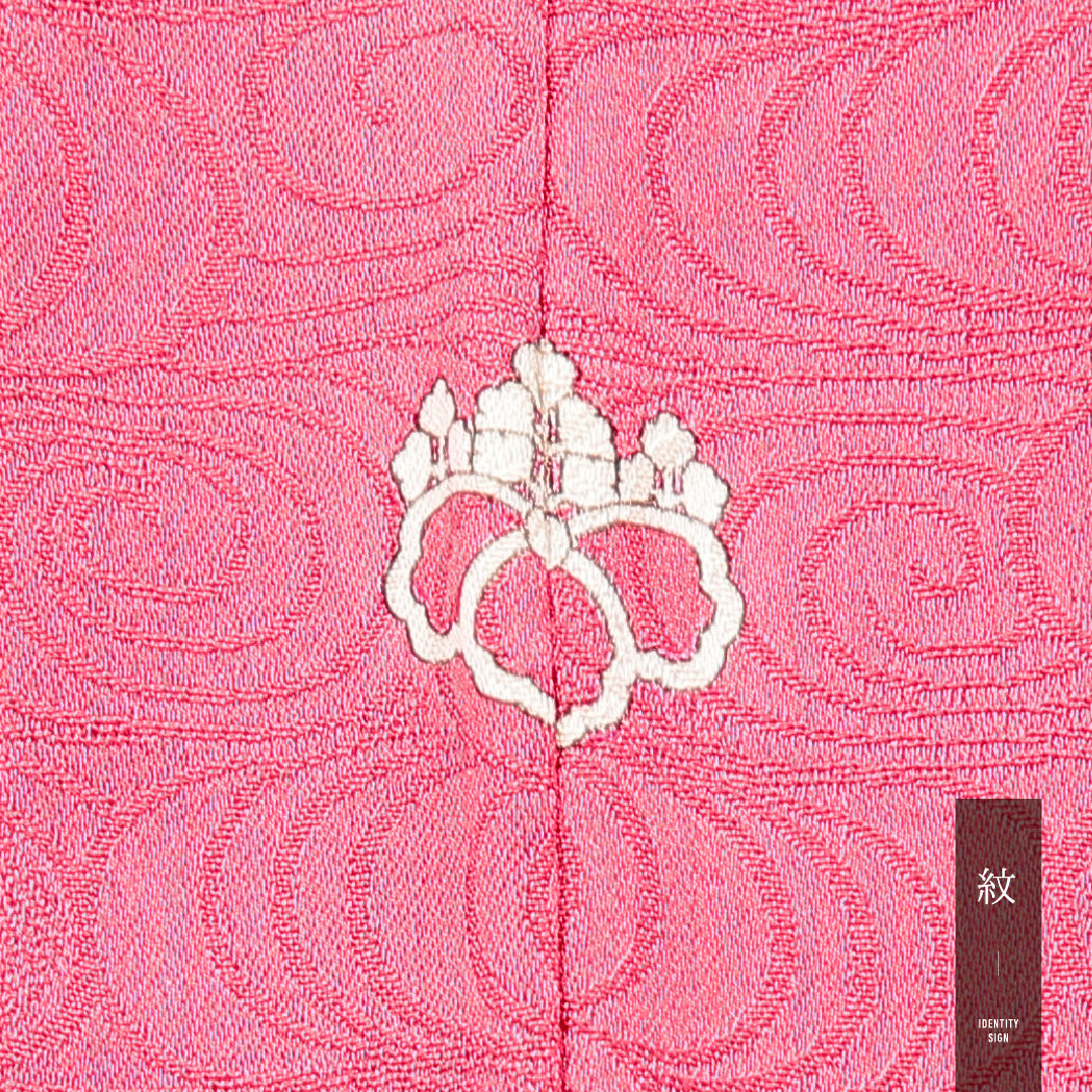 色無地 袷 身丈156cm 裄丈62cm 正絹 Sランク Mサイズ バチ衿 一つ紋（五三桐） セミフォーマル 紋意匠 観世水 ピンク系 1214-16891