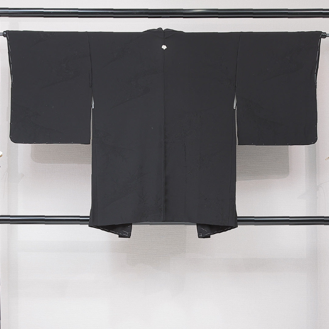 黒羽織 袷 身丈81cm 裄丈64cm 正絹 Sランク 一つ紋 (蔦) 紋意匠 (芝草と萩) セミフォーマル バチ衿 Mサイズ 無地 黒系 RP 1233-15171