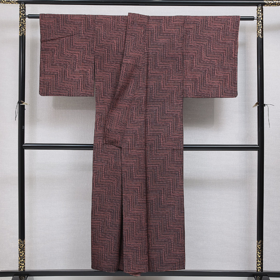 紬 袷 身丈150cm 裄丈63cm 正絹 Aランク カジュアル 広衿 Sサイズ 染め紬 幾何学柄 紫系 RP 1223-15937