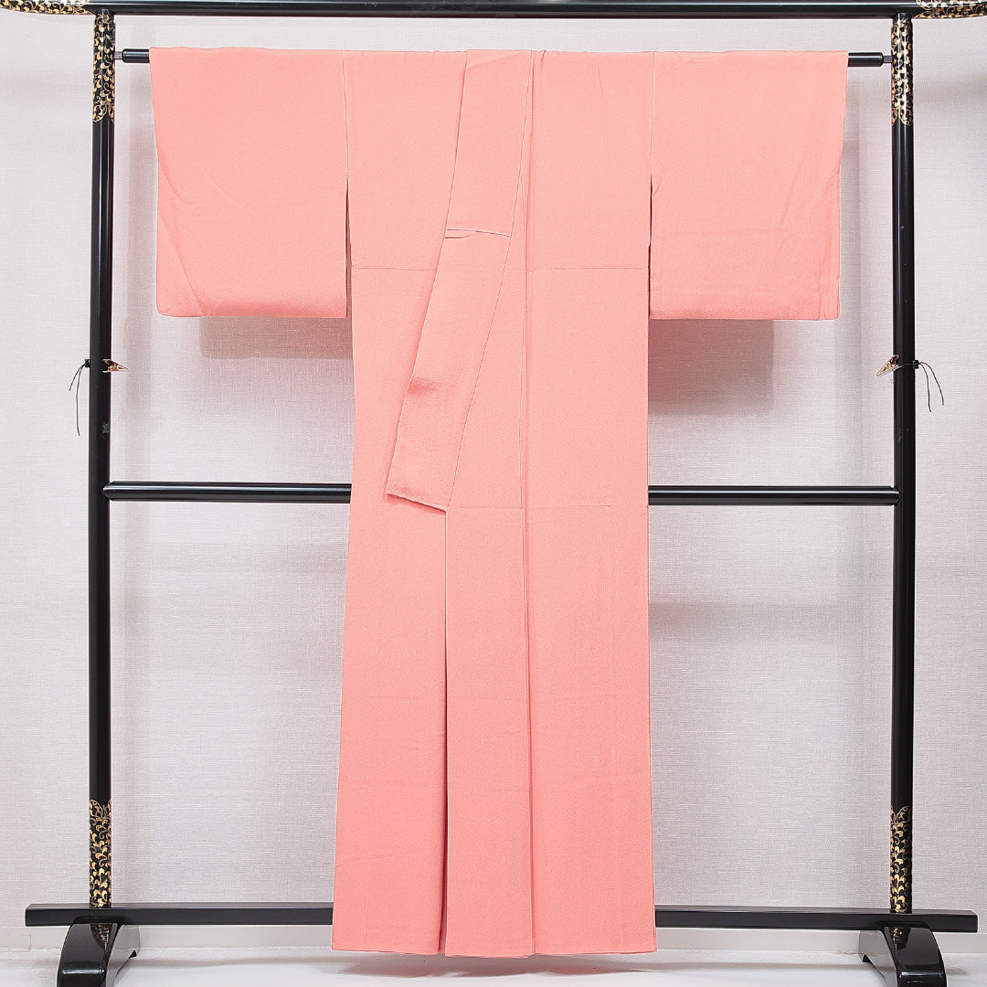 色無地 袷 身丈158cm 裄丈65cm 正絹 Aランク Mサイズ 広衿 一つ紋（剣菱） セミフォーマル 無地 朱系 1214-15652