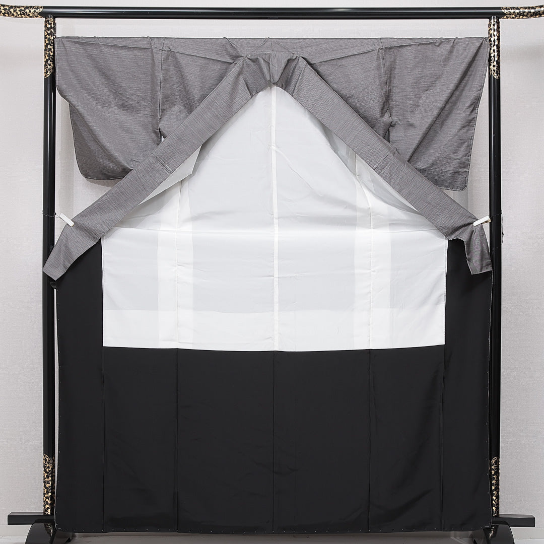 未使用品 大島紬 袷 身丈170cm 裄丈68cm 正絹 Nランク インフォーマル 広衿 2XLサイズ 経緯絣 染め紬 ガード加工 しつけ糸 雪輪 グレー系 PO 1223-15043