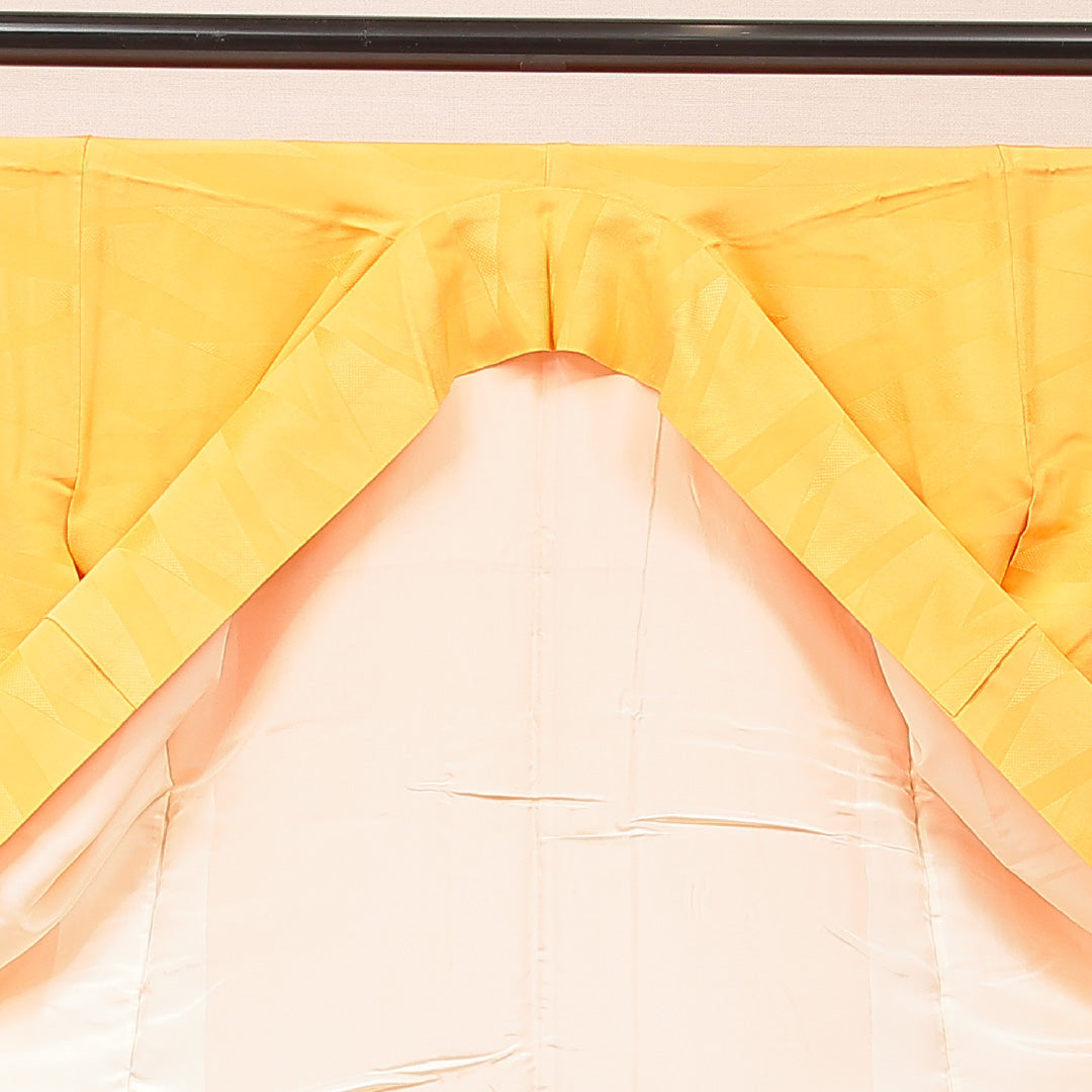 色無地 袷 身丈161cm 裄丈65cm 正絹 Cランク Lサイズ 広衿 一つ紋（丸に違い鷹の羽） セミフォーマル 紋意匠 幾何学文様 織り出し 黄系 1214-16889