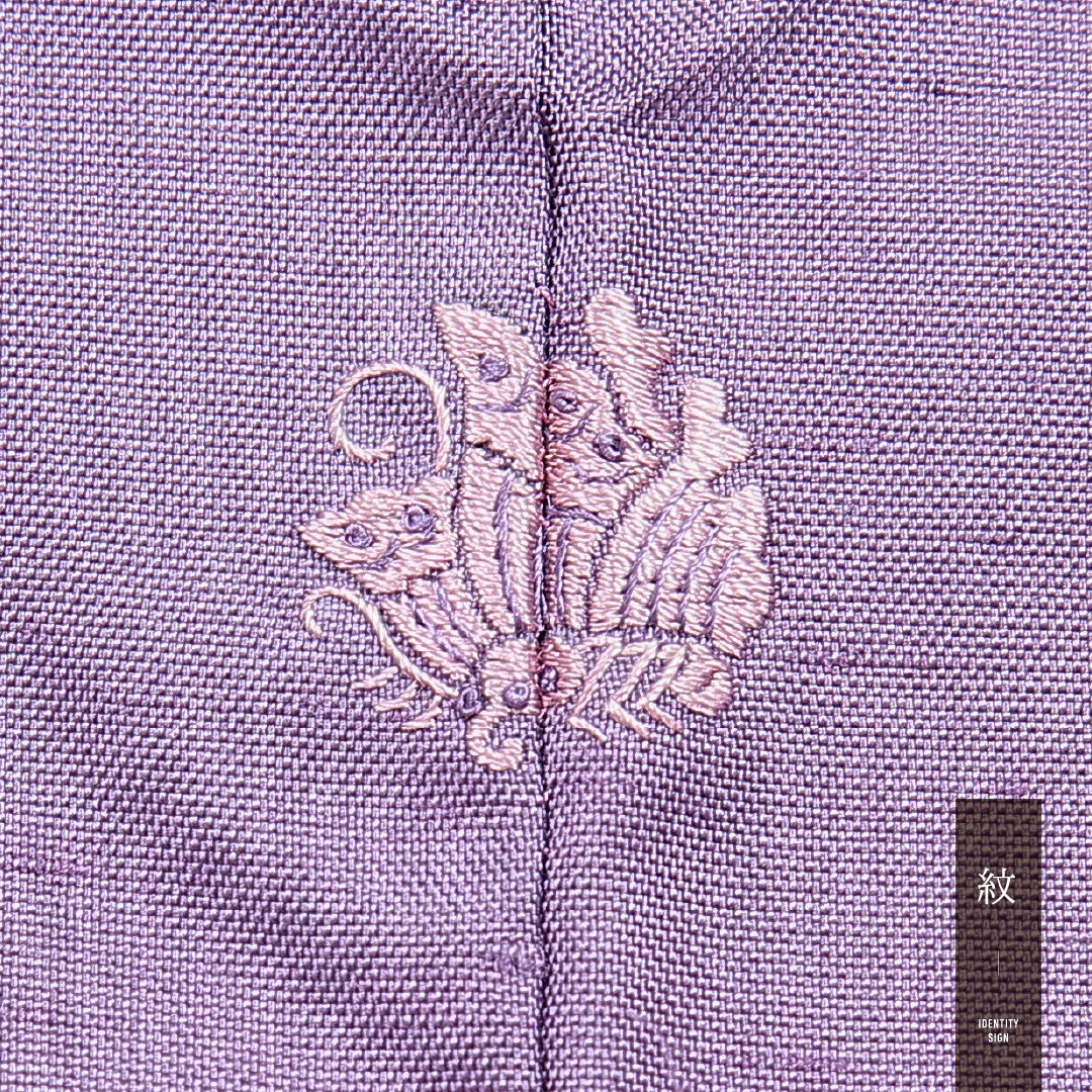 本加賀友禅 岡本幸治 色無地（紬） 袷 身丈160cm 裄丈66cm 正絹 白山工房 手織り牛首紬 Sランク Lサイズ 広衿 一つ紋（揚羽蝶） セミフォーマル ガード加工 落款 証紙 紫系 1214-16871