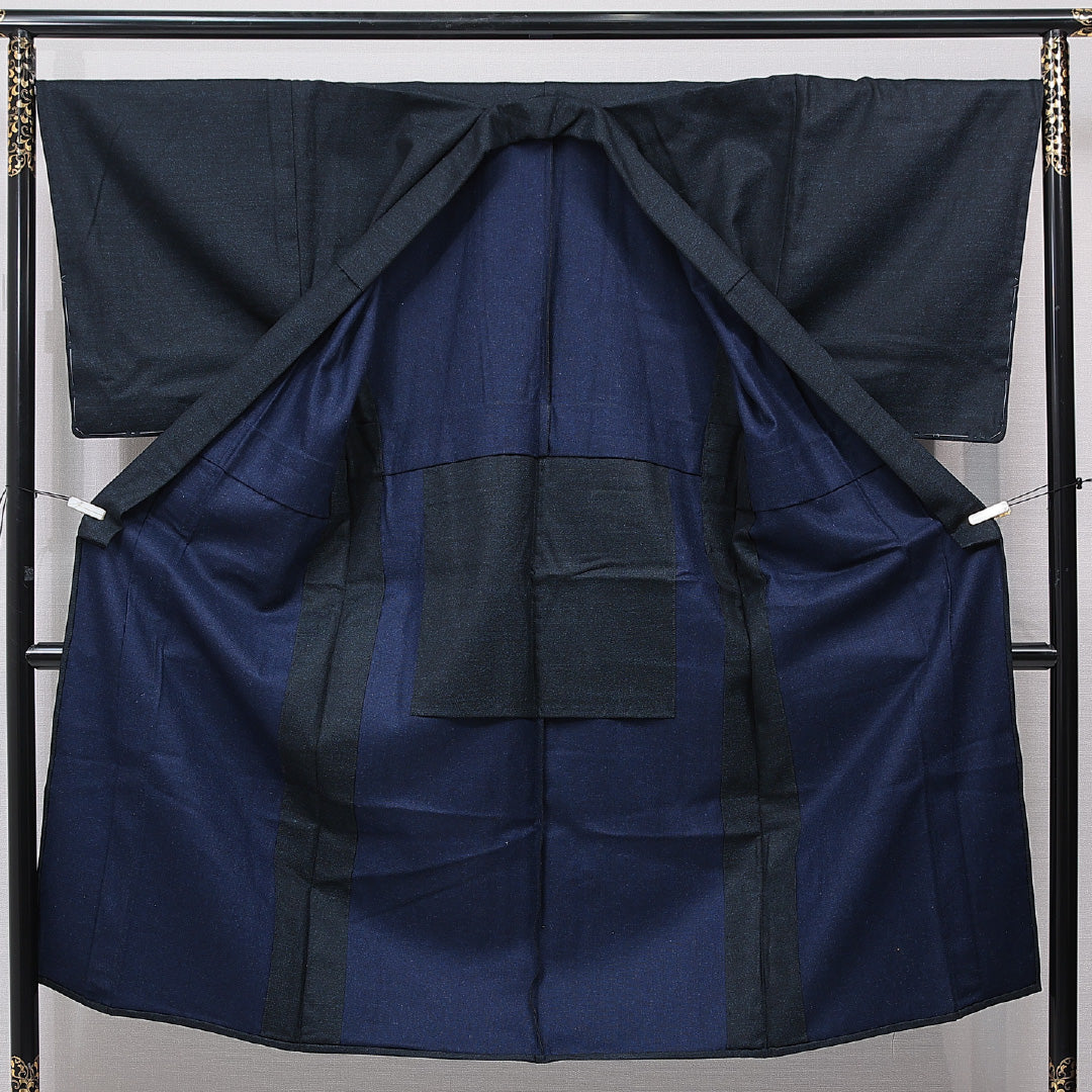 ウールの男着物（紬） 洗える着物 単衣 身丈141cm 裄丈67cm ウール Cランク Mサイズ 棒衿 カジュアル 居敷当て 肩当て 無地 紺系 1219-15763