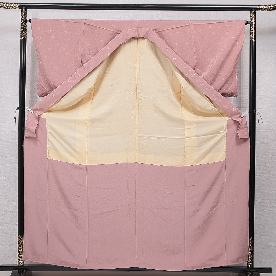 色無地 袷 身丈162cm 裄丈65cm 正絹 Aランク Lサイズ バチ衿 一つ紋（五三桐） セミフォーマル 紋意匠 梅鉢 織り出し ピンク系 1214-15650