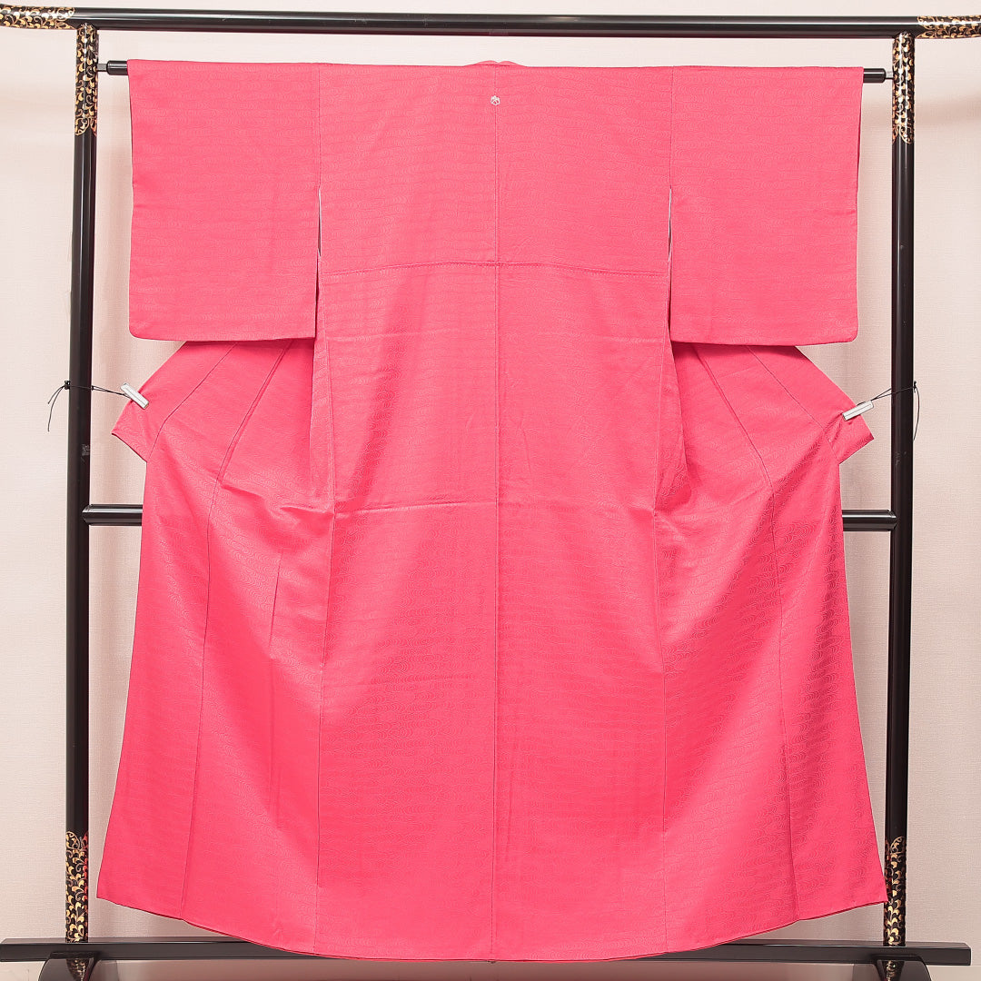 色無地 袷 身丈156cm 裄丈62cm 正絹 Sランク Mサイズ バチ衿 一つ紋（五三桐） セミフォーマル 紋意匠 観世水 ピンク系 1214-16891