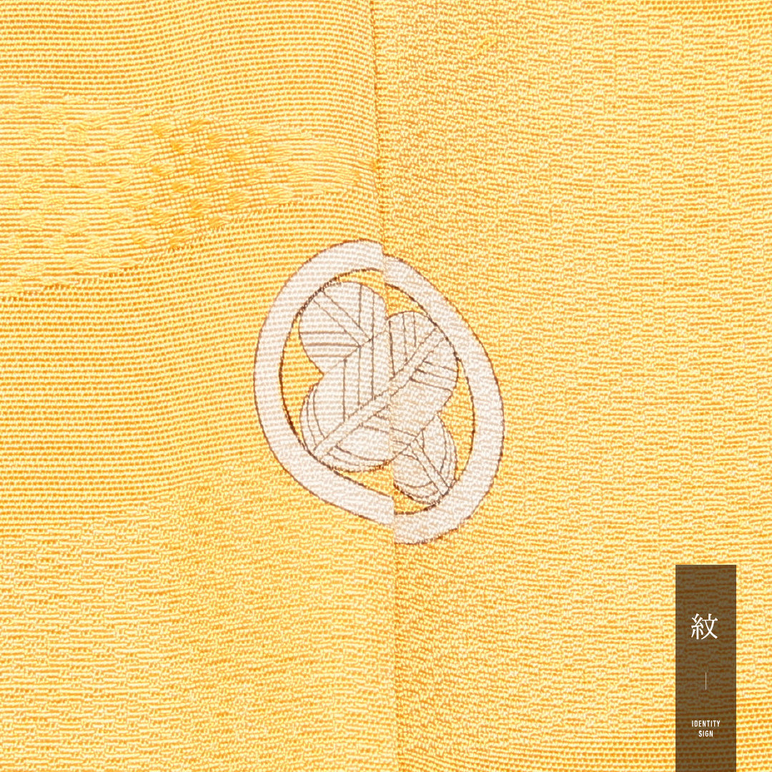 色無地 袷 身丈161cm 裄丈65cm 正絹 Cランク Lサイズ 広衿 一つ紋（丸に違い鷹の羽） セミフォーマル 紋意匠 幾何学文様 織り出し 黄系 1214-16889