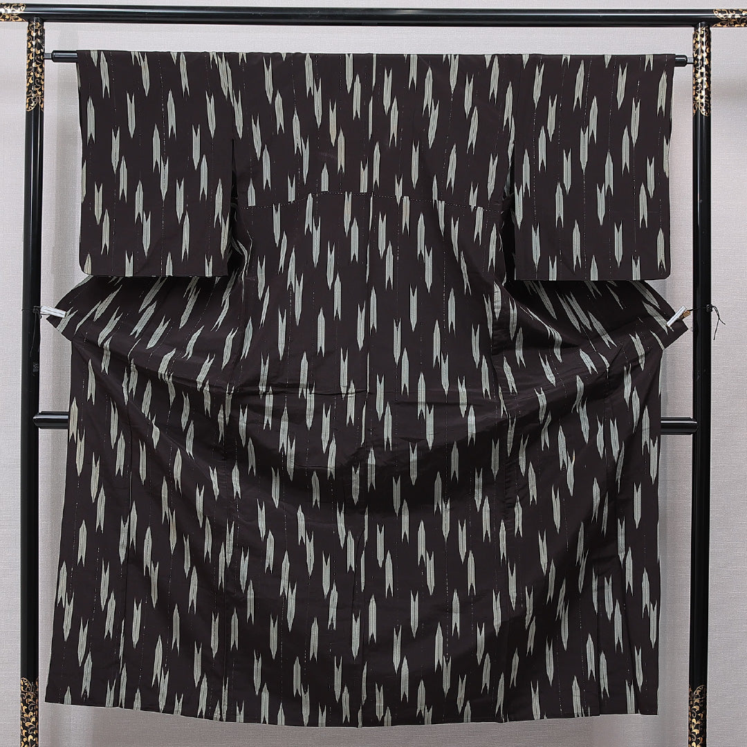 アンティーク お召 単衣 身丈154cm 裄丈62cm 正絹 Cランク Sサイズ バチ衿 ちりめん 矢絣 茶系 1265-15559