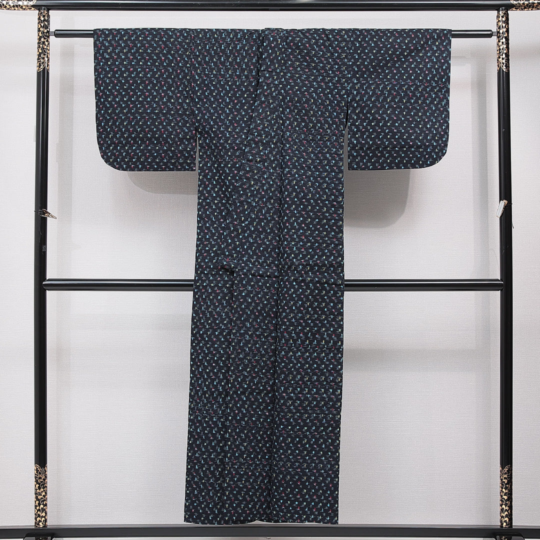 洗える着物 木綿の紬 単衣 身丈150cm 裄丈59cm 木綿 Aランク カジュアル バチ衿 Sサイズ 肩当て 創作柄 紺系 RP 1223-15372